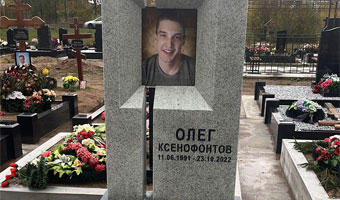 Надгробие 04